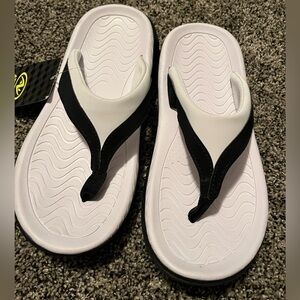 Athletic Works flip flops